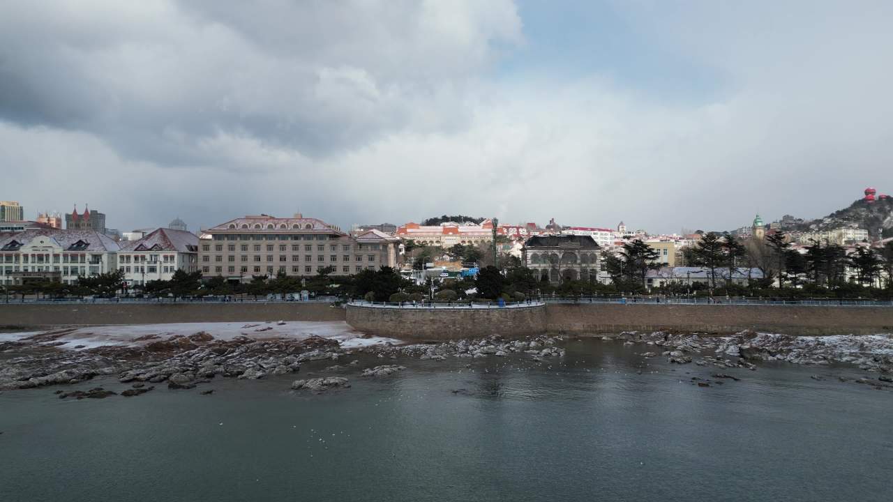 青岛市南海边老城区小青岛公园冬天雪景航拍 40