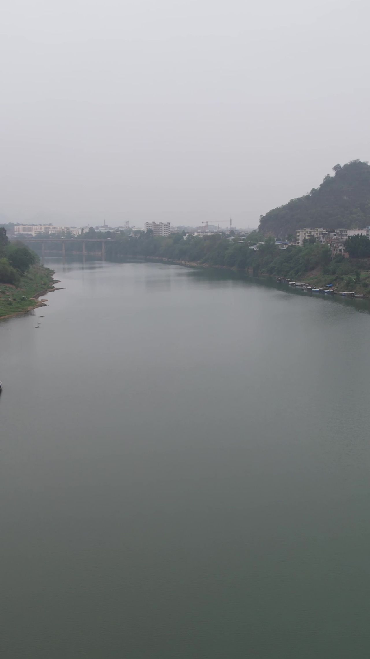 河畔城市的宁静晨景