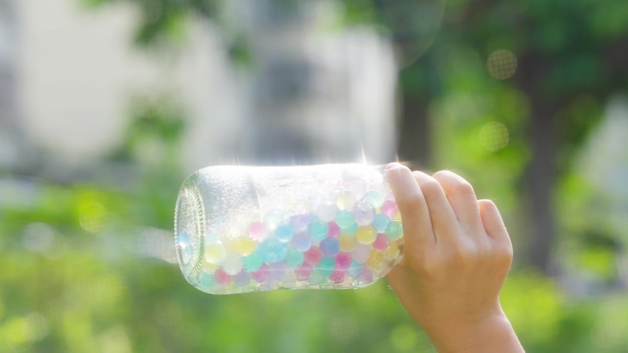 水宝宝在阳光下闪耀着光芒