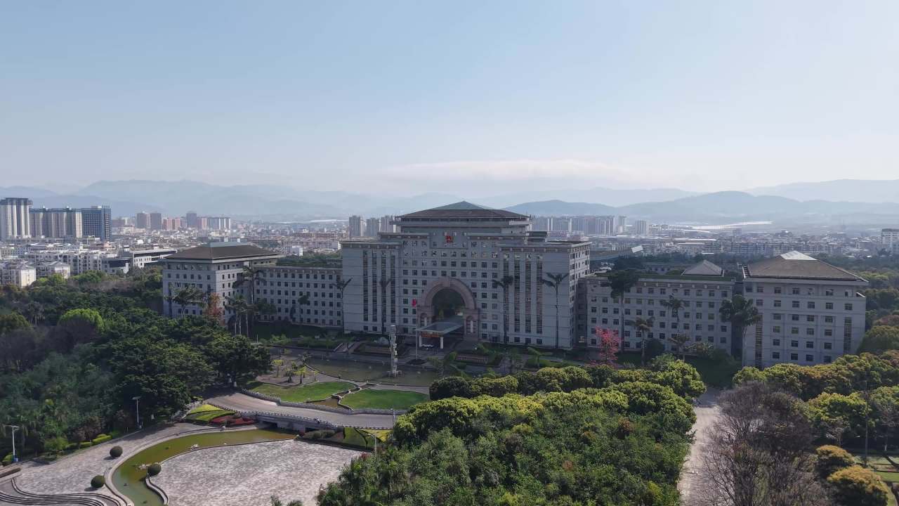 宏伟政府大楼与城市风光