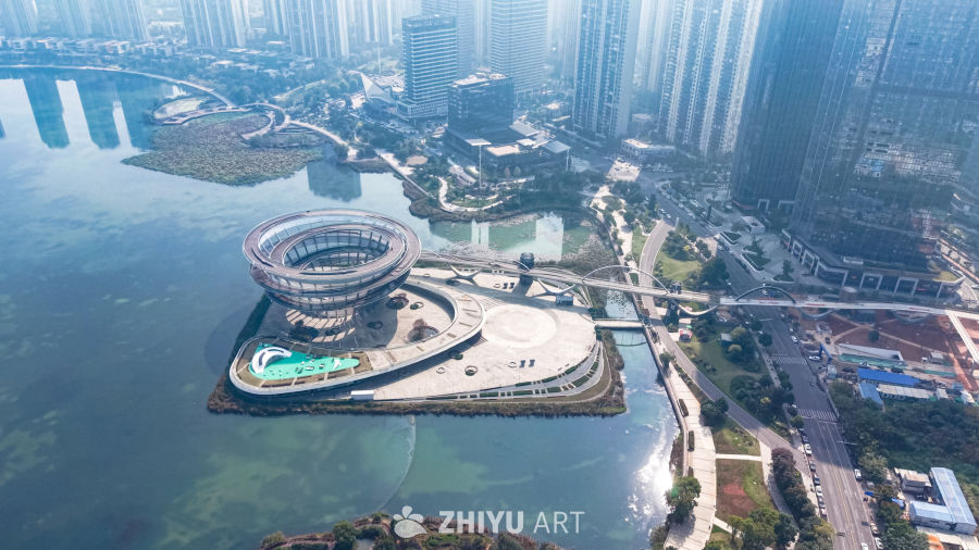 湖畔现代建筑与都市风光