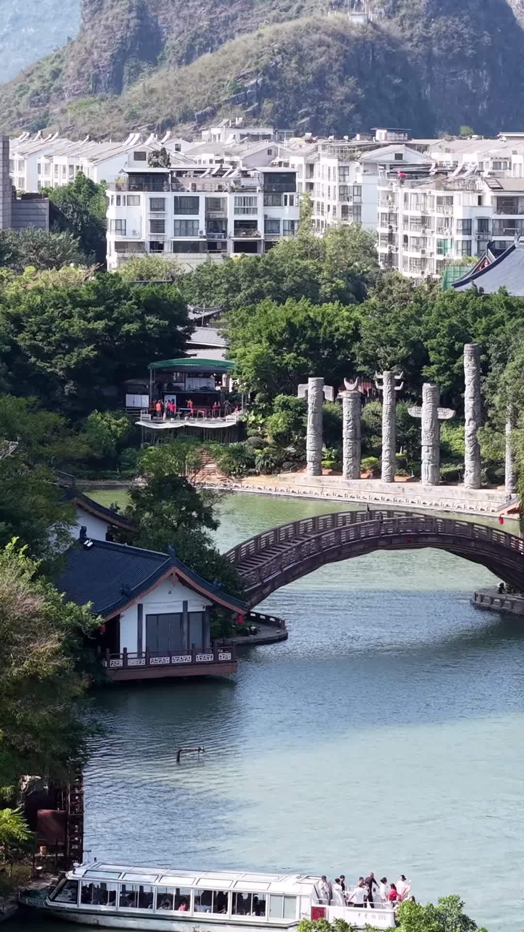 山水间的古桥与现代生活