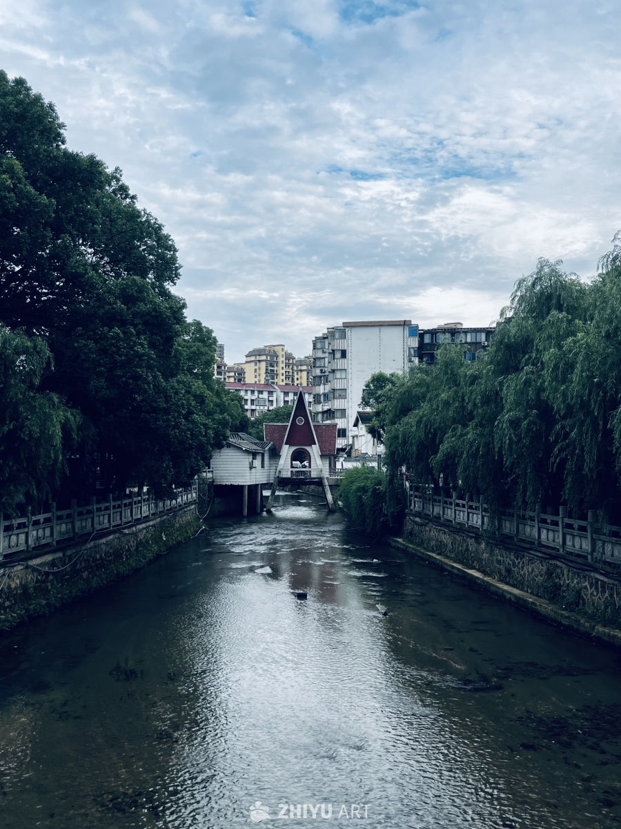 河畔静谧时光