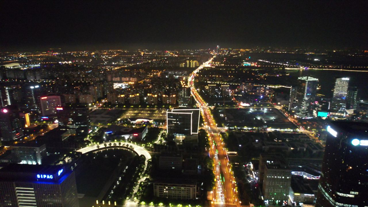 江苏苏州工业园区国金中心苏州之门夜景灯光航拍  