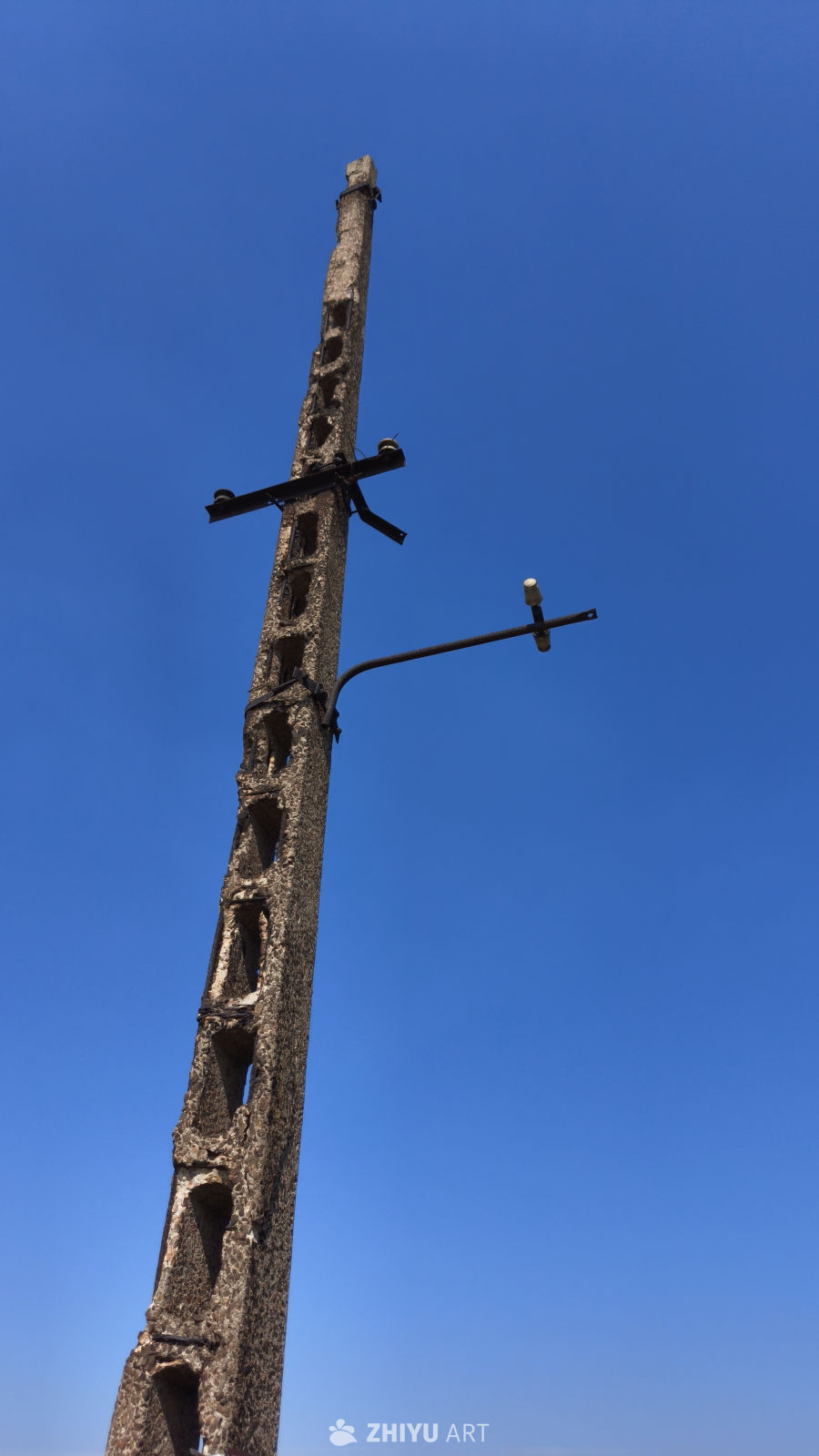 蓝天背景下的20年代 老输电杆怀旧工业风电力设施素材