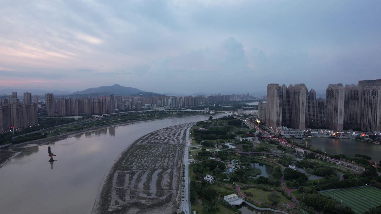 福建泉州夕阳晚霞夜幕降临拥堵交通车辆行驶航拍 