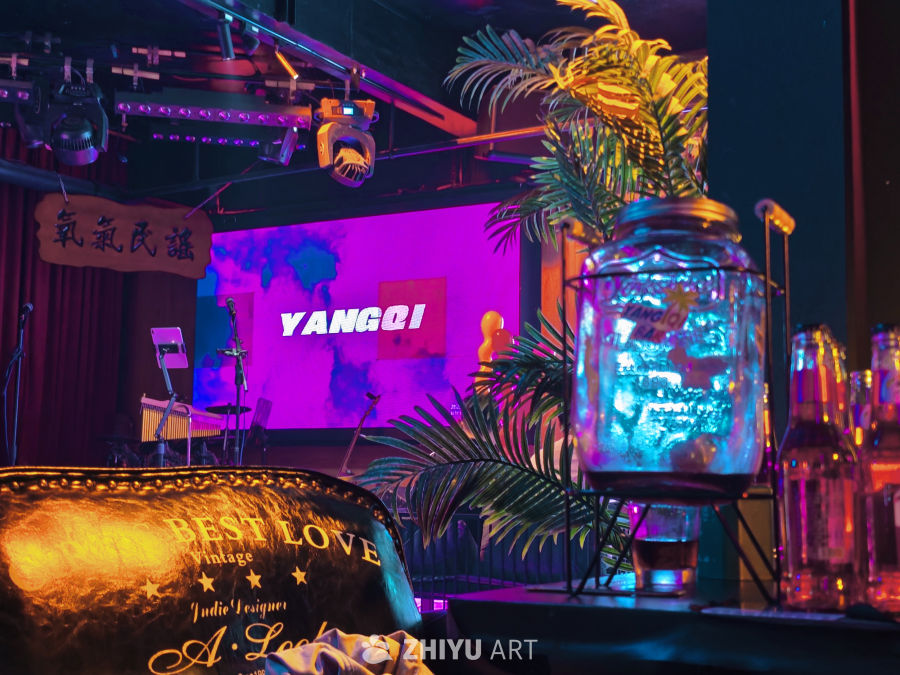 酒吧舞台夜景