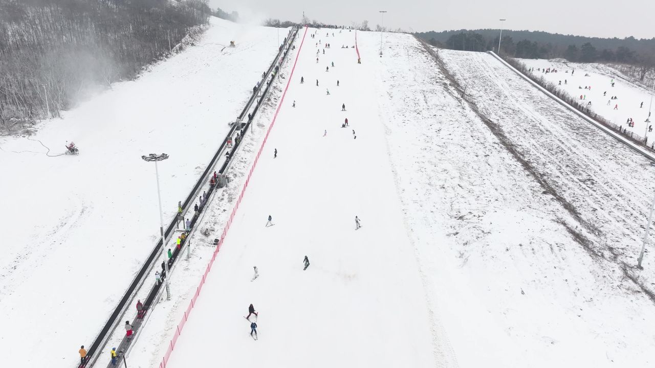 航拍滑雪场人群 9