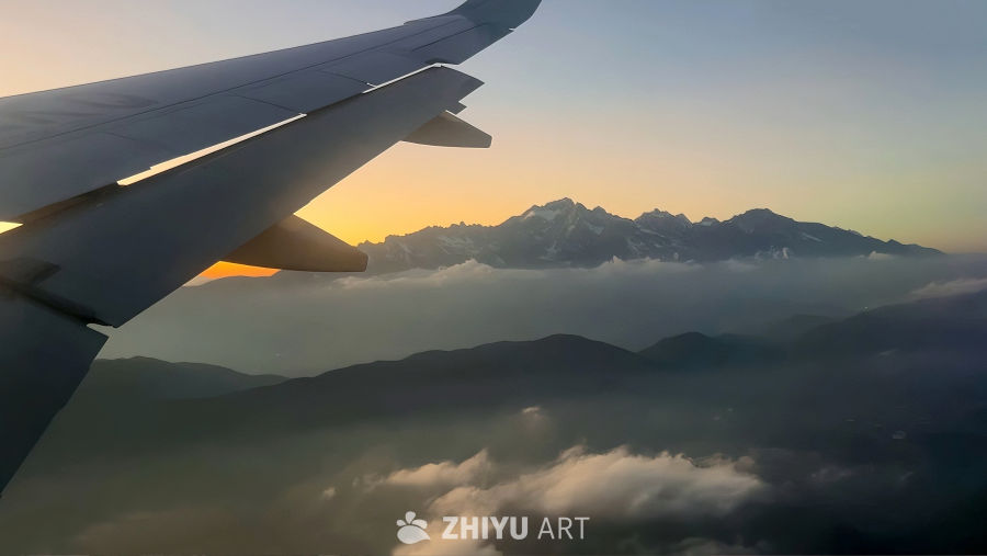 日落航班下的玉龙雪山