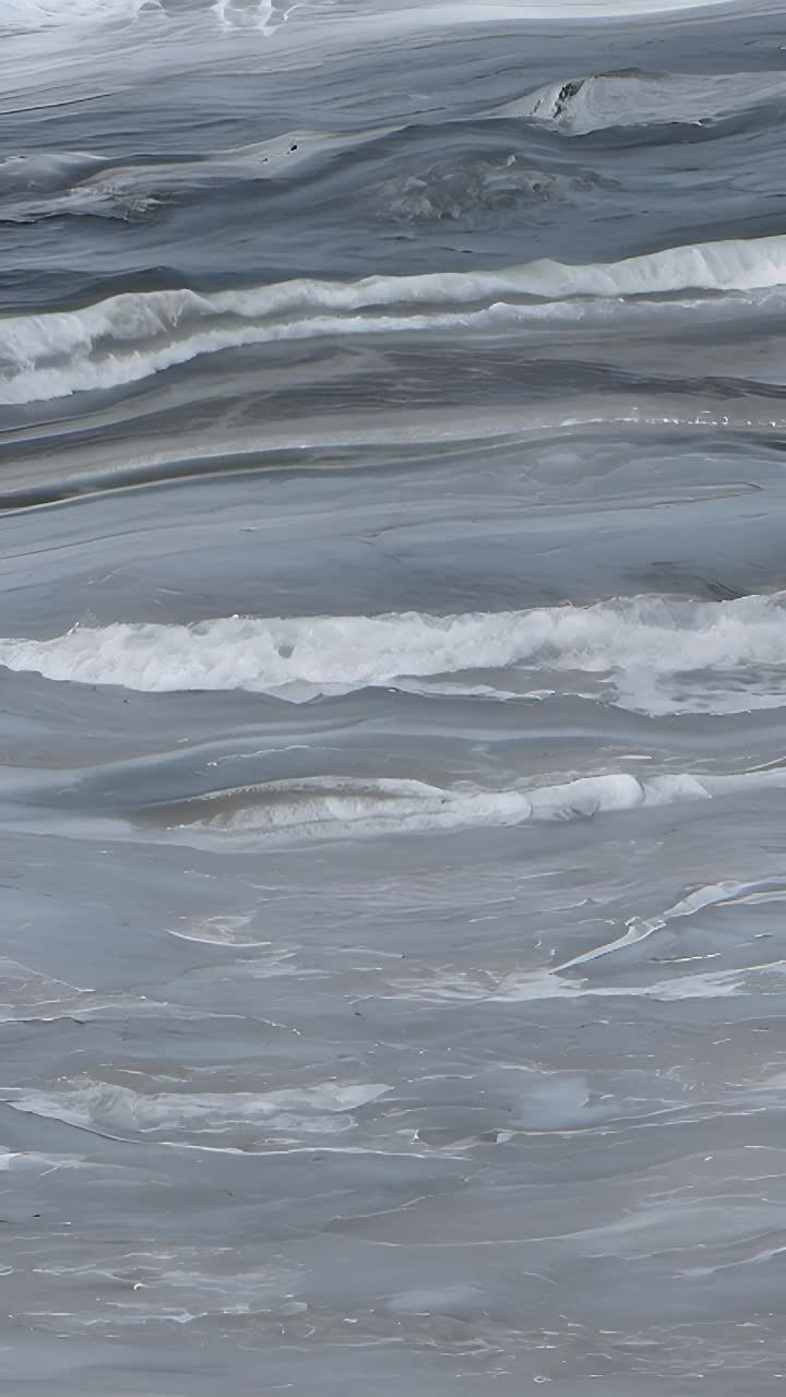 灰白色的纹理呈现波浪状，如同层层叠叠的海浪。纹理的