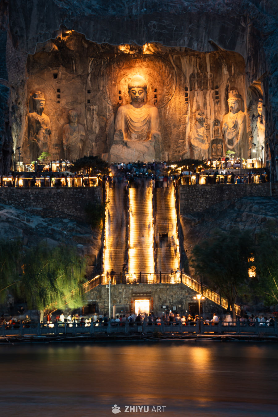 河南洛阳龙门石窟夜景