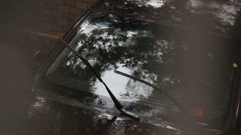 雨中汽车前窗