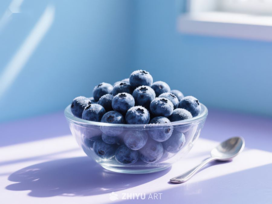 蓝莓盛于透明碗中，置于窗边 180
