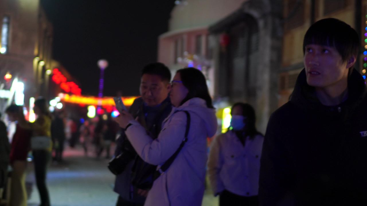 夜市街头的浪漫时光