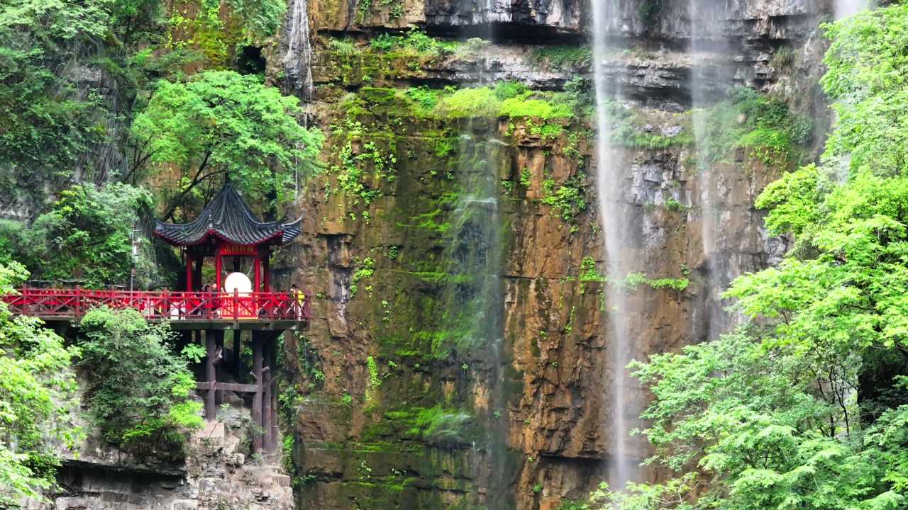 瀑布下的古亭