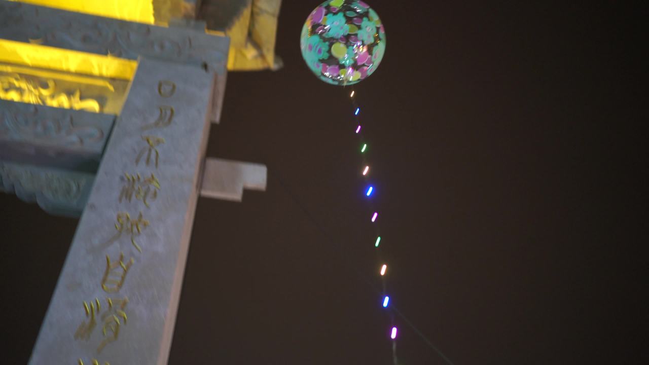 夜市泡泡与彩灯