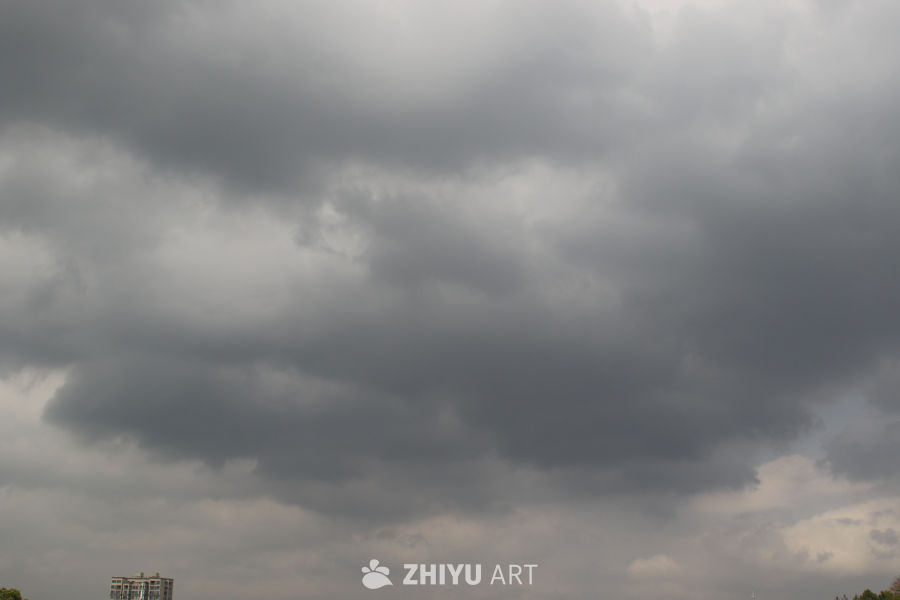 乌云密布的天空