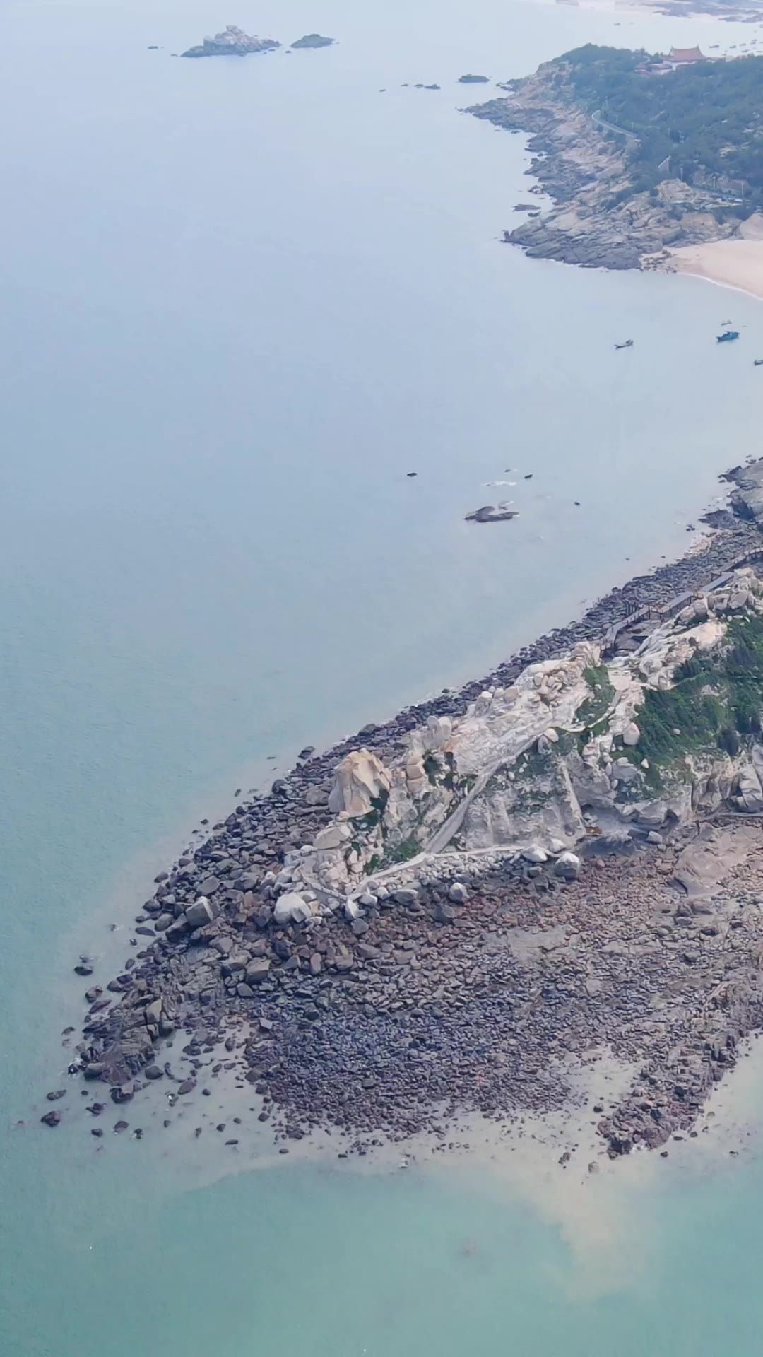 旅游景区福建湄洲岛海边风化礁石沙滩