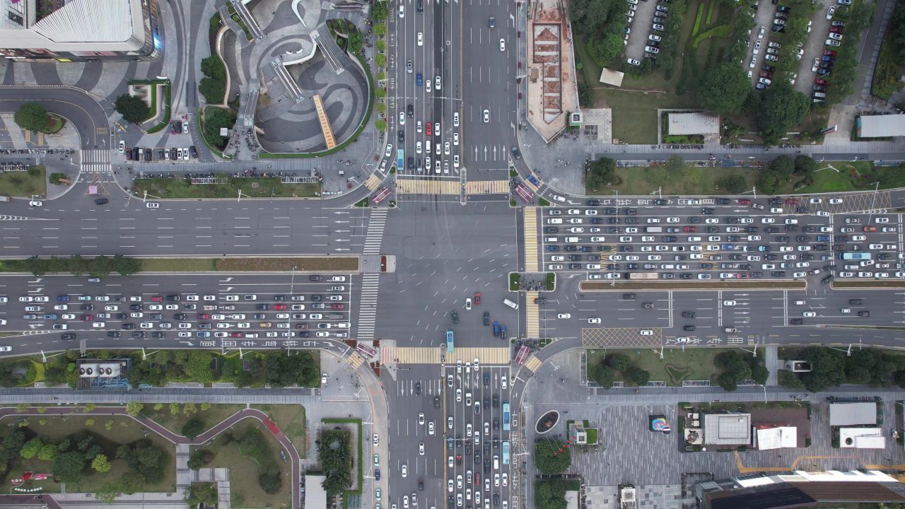 城市十字交叉路口拥堵交通东莞大道鸿福路交叉航拍 
