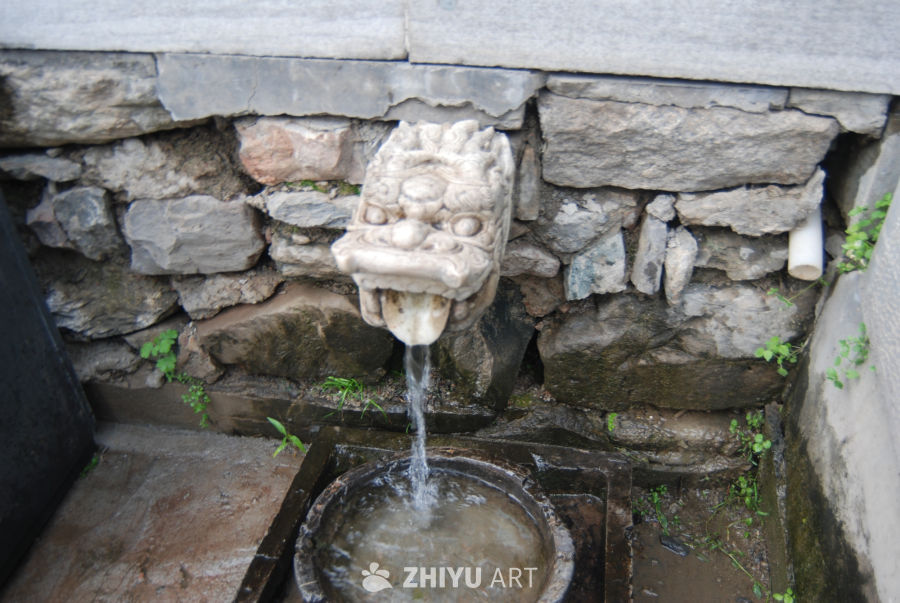 龙首石雕流水景