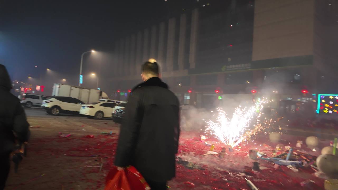 夜街烟花庆佳节