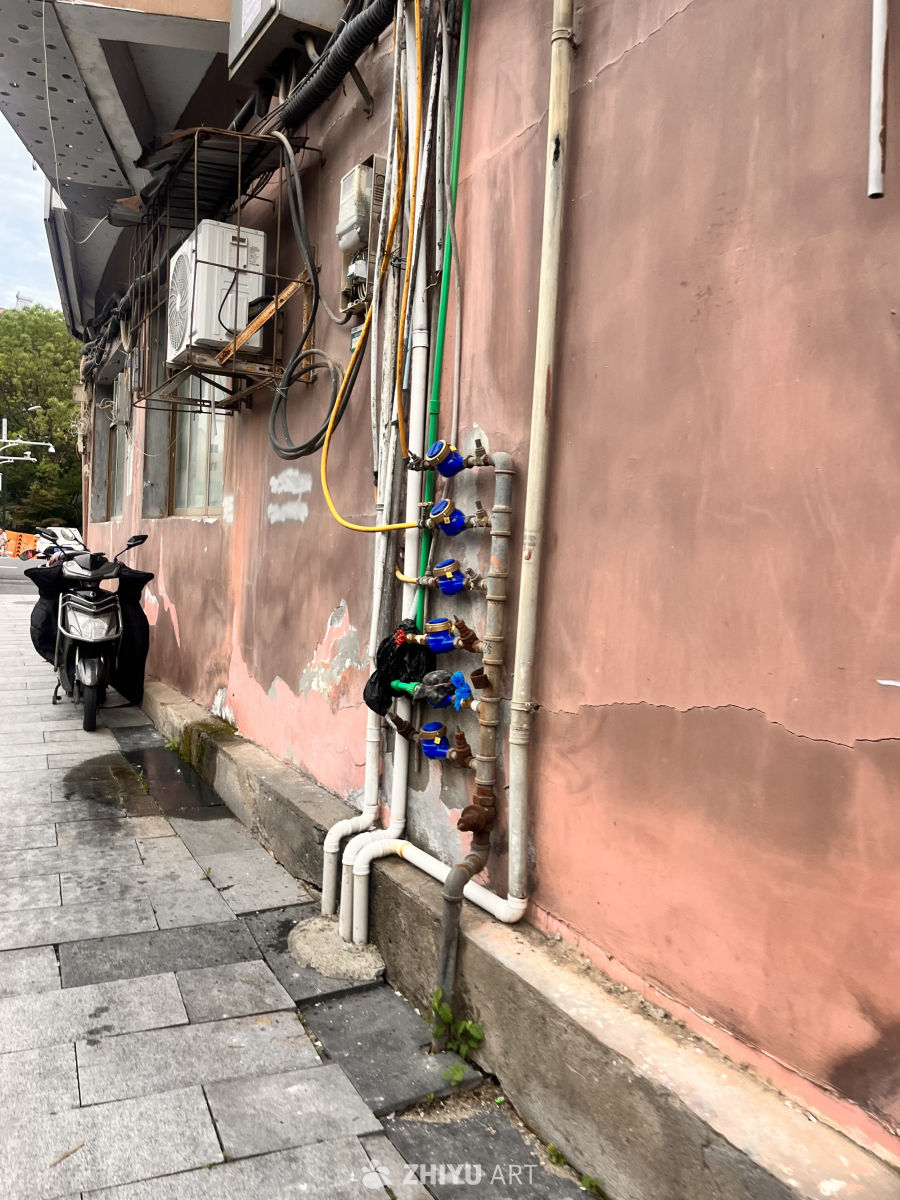 城市角落的管道与水表