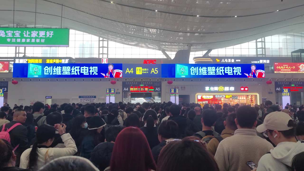 高铁站人多排队检票