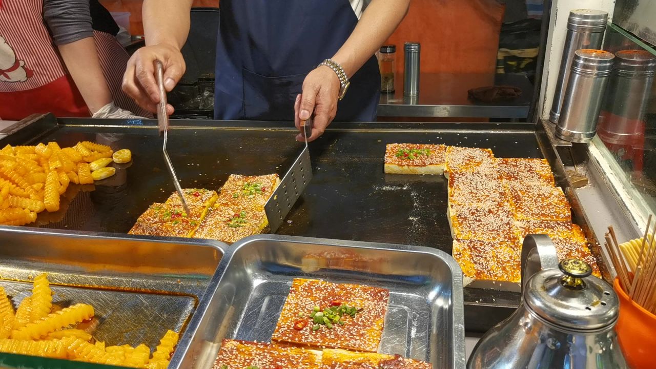 夜市小摊烤豆腐