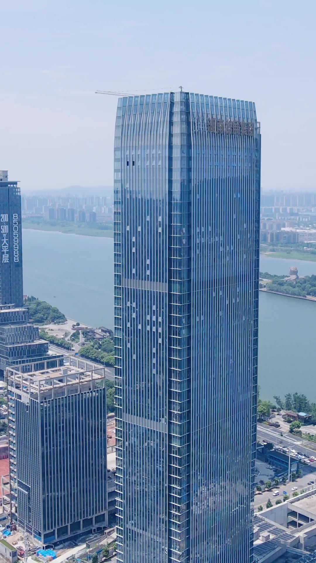 城市航拍湖南长沙城市商务建筑竖屏