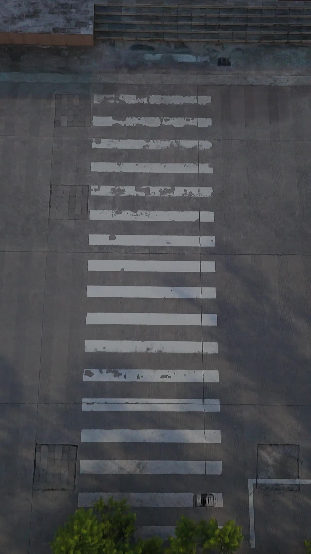 斑驳的人行横道