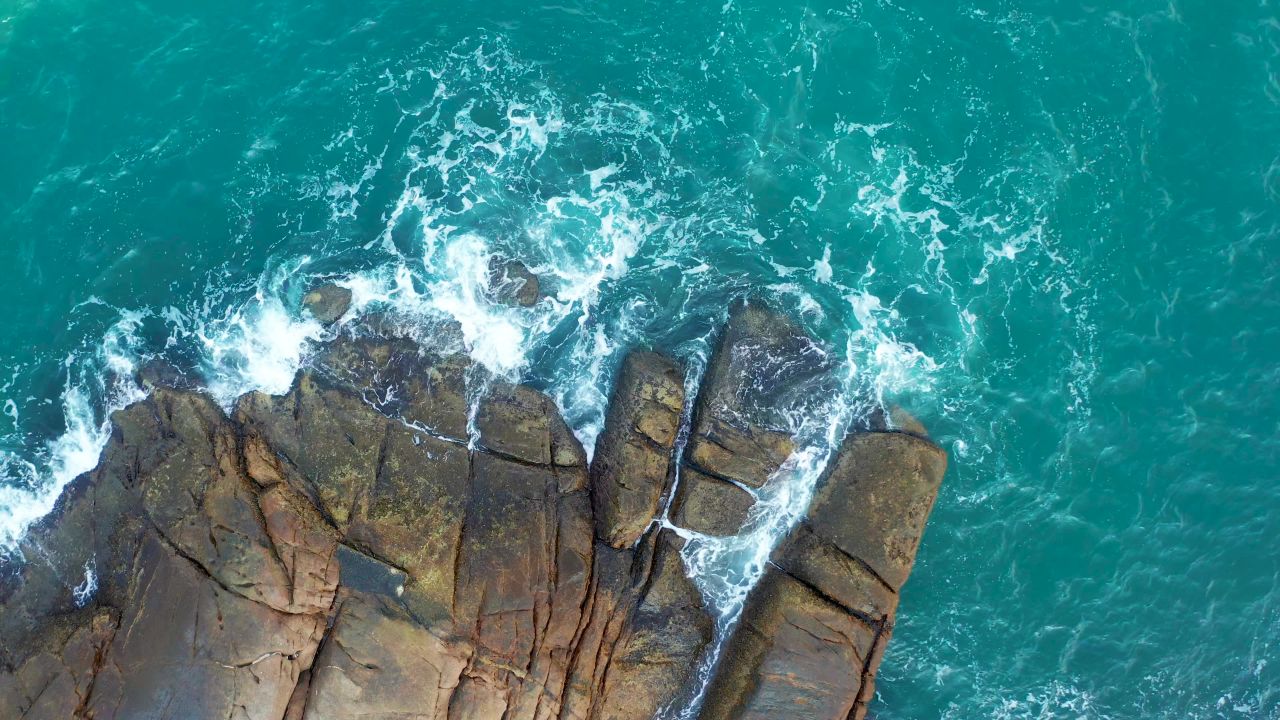 珠海东澳岛二四年十月海边浪花一