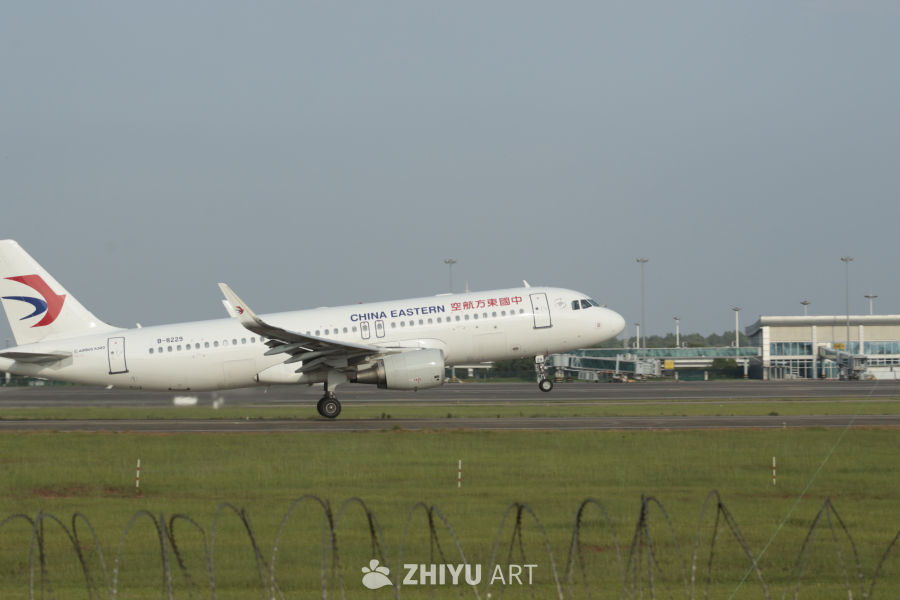 中国东方航空公司飞机准备起飞