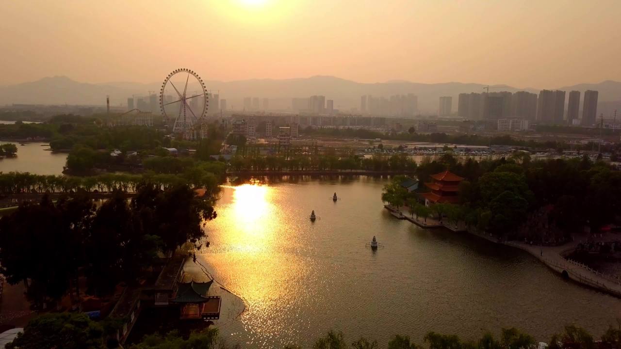 日落下的摩天轮与湖畔