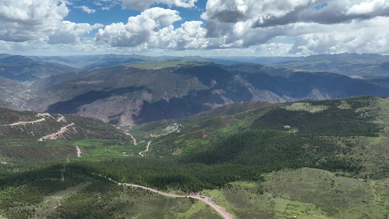 高山峡谷蓝天白云风景