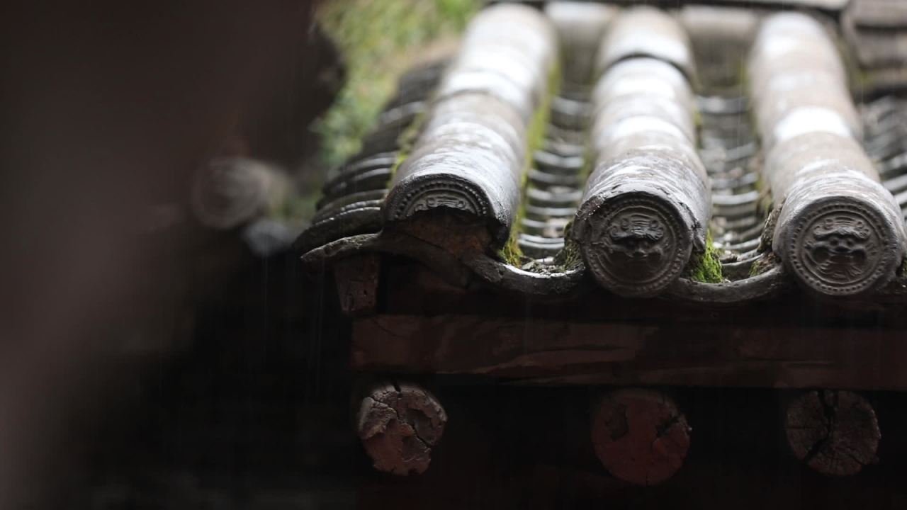 下雨的老村老房