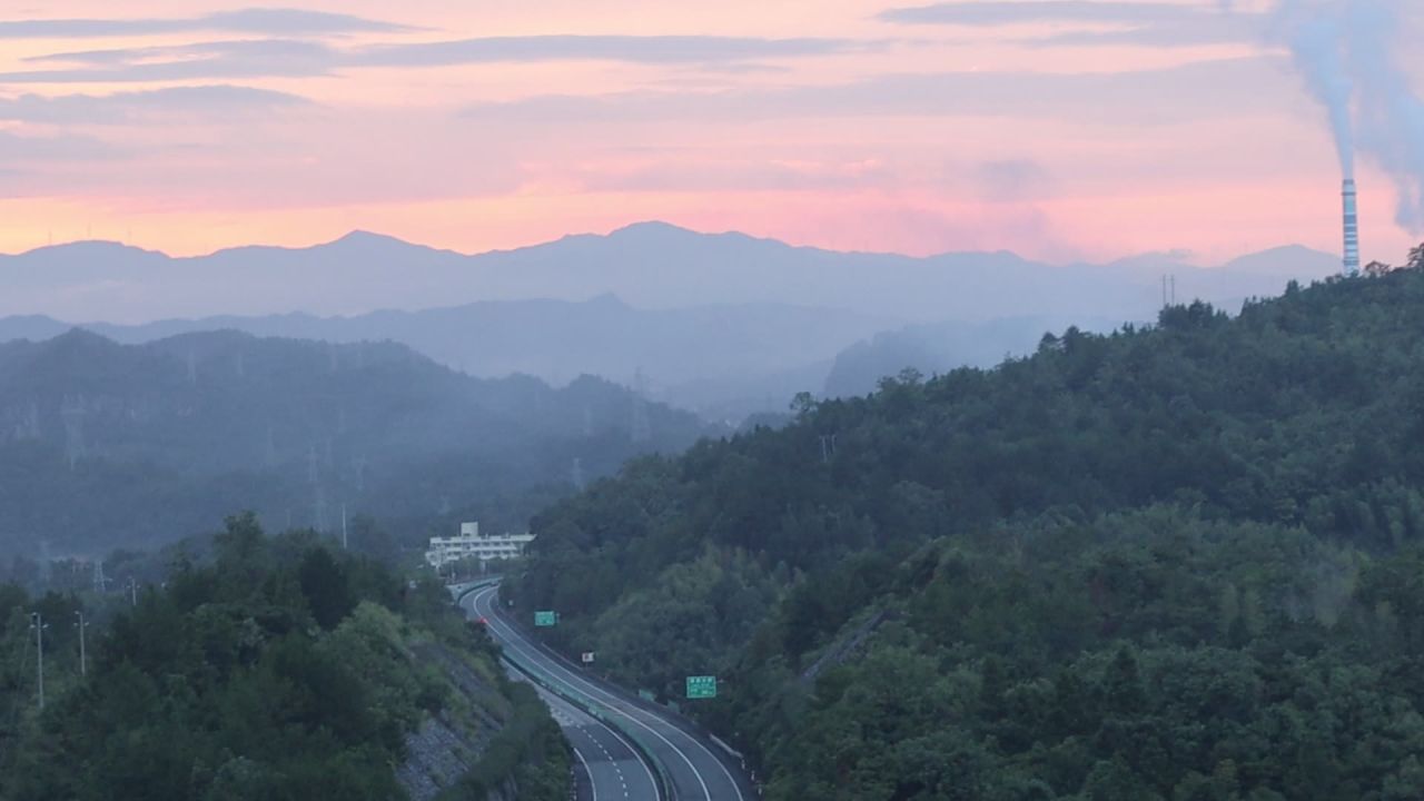 高速旁小山落的村庄夕阳