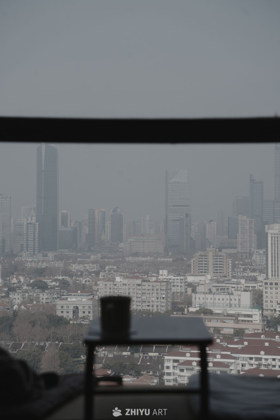 都市晨雾中的静谧时光