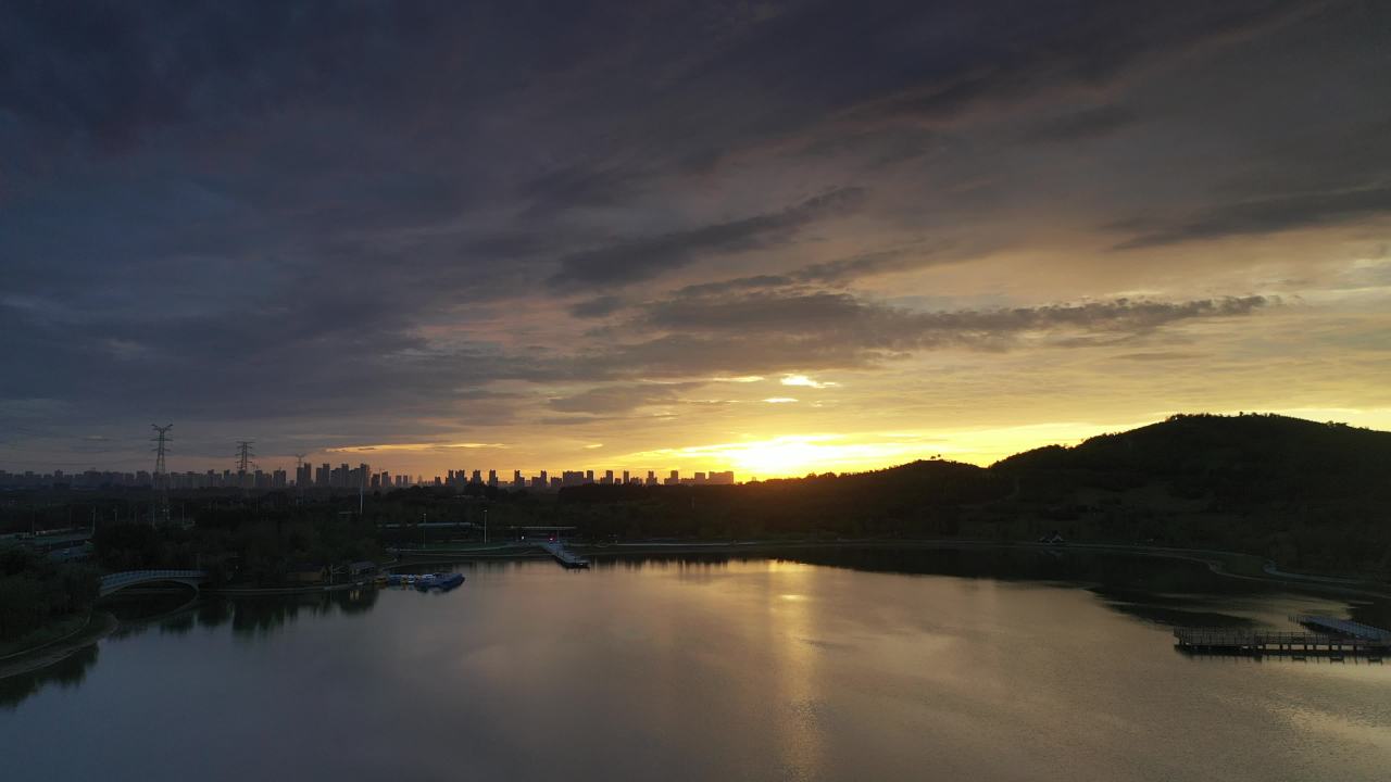 湖畔夕阳：城市与自然的交响
