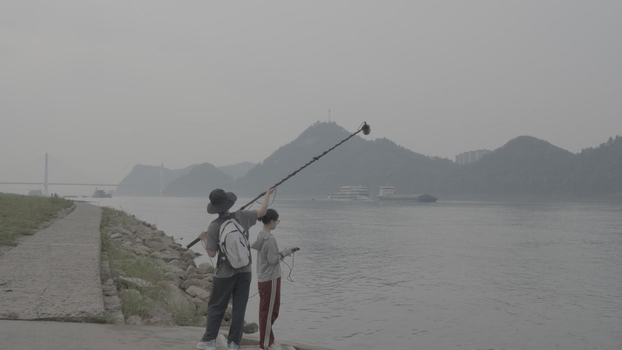 河边垂钓的宁静时光
