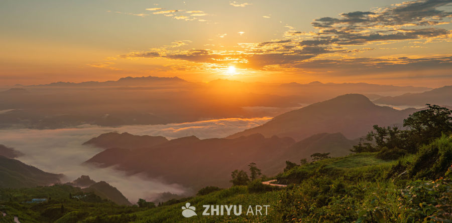 日出云海山峦图