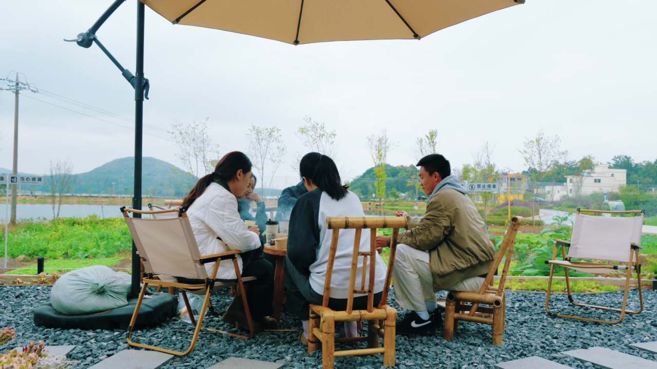 湖畔闲聊时光