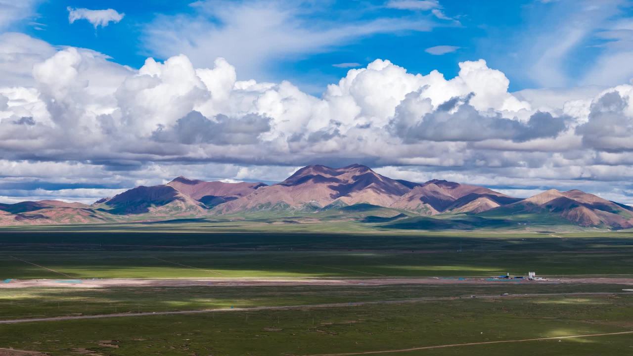 青藏高原蓝天白云之下的大草原延时摄影
