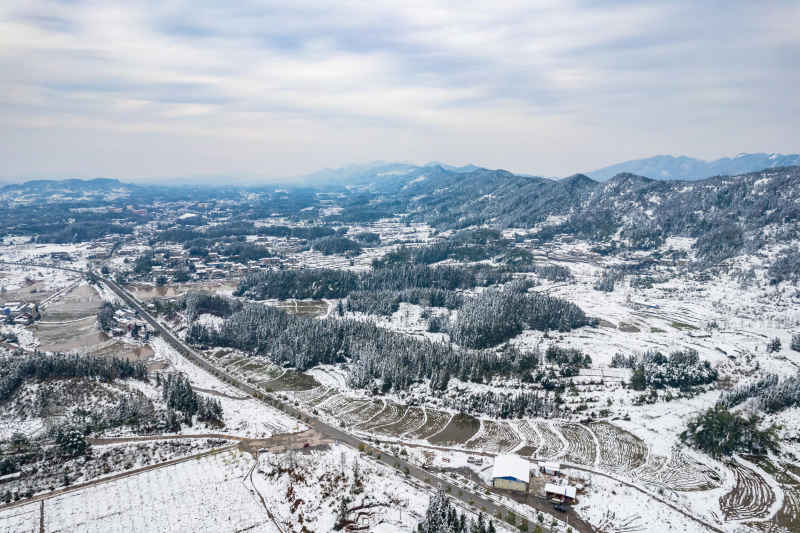 冬天丘陵山川农田美丽乡村雪景航拍图 