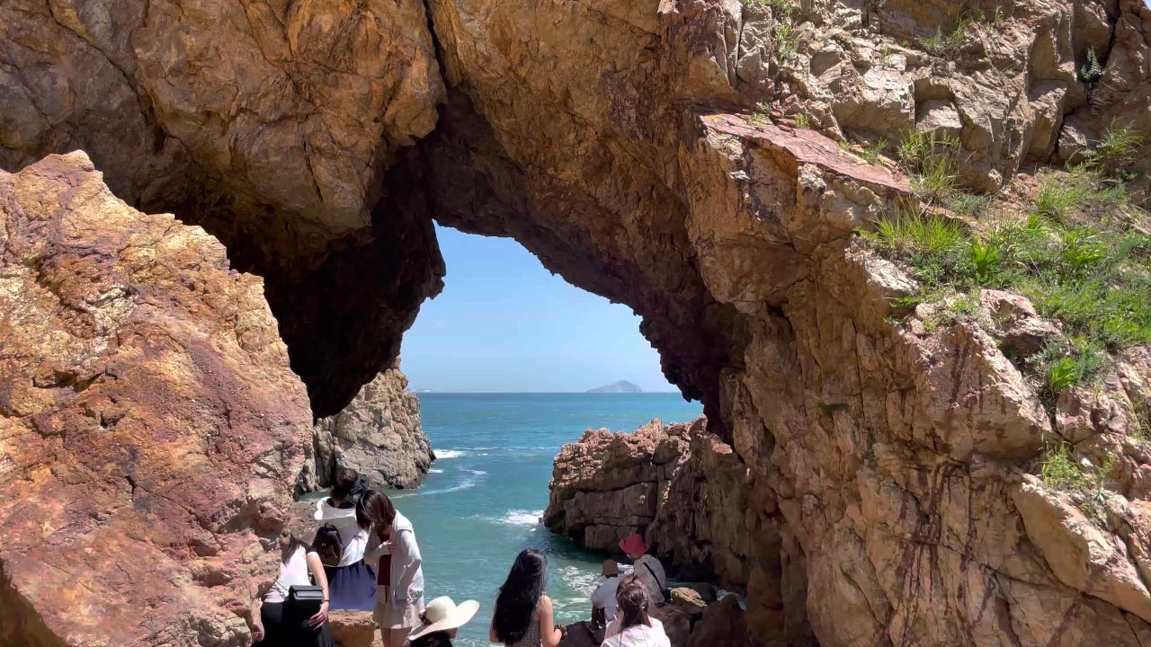 大连海滨公园风洞石洞圣象之门1