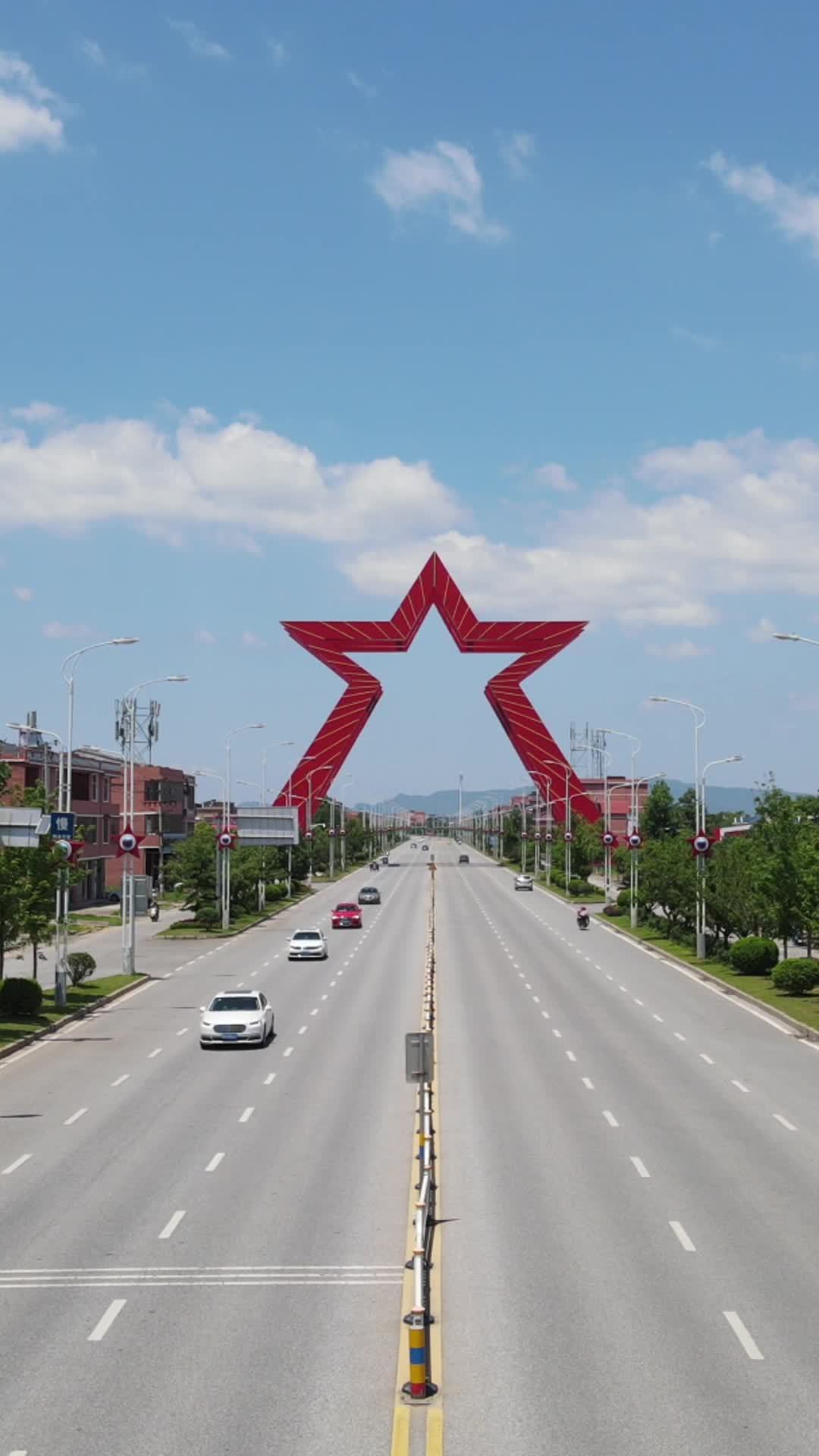 红色五角星下的城市公路