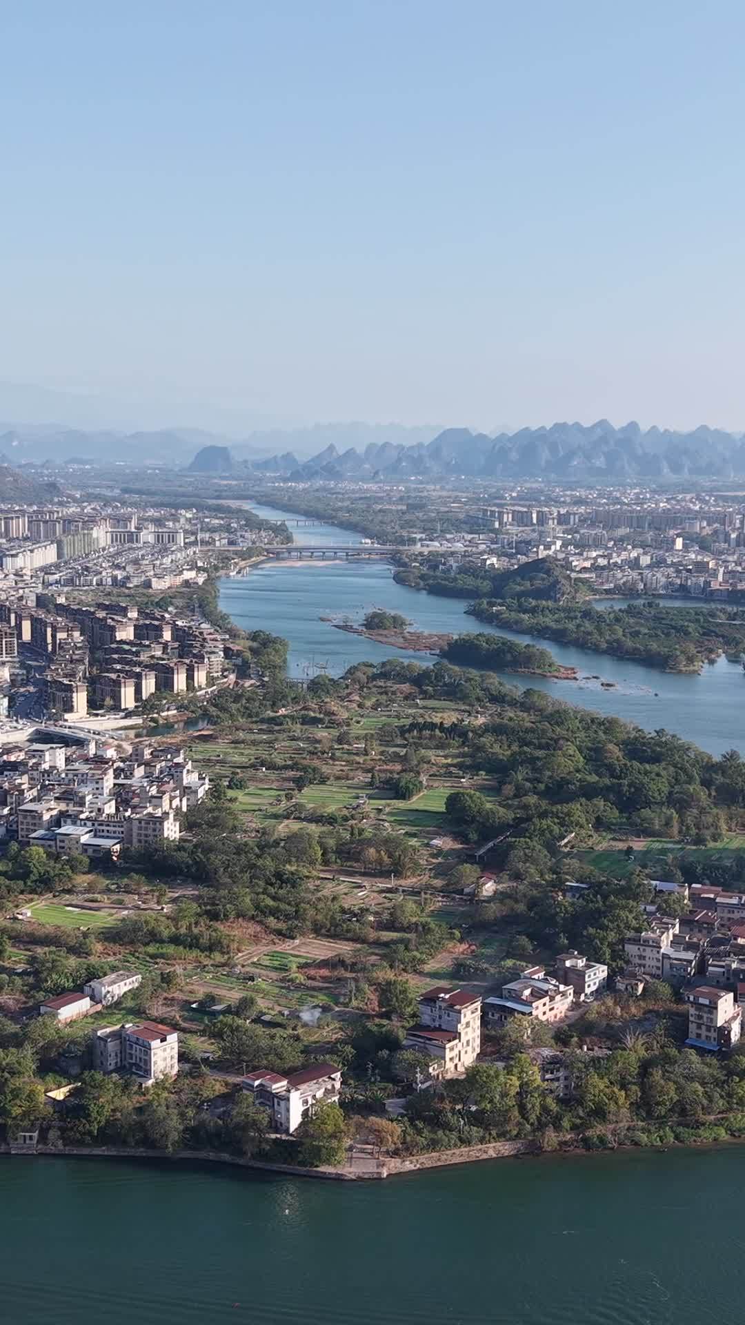 山水环绕的城市全景