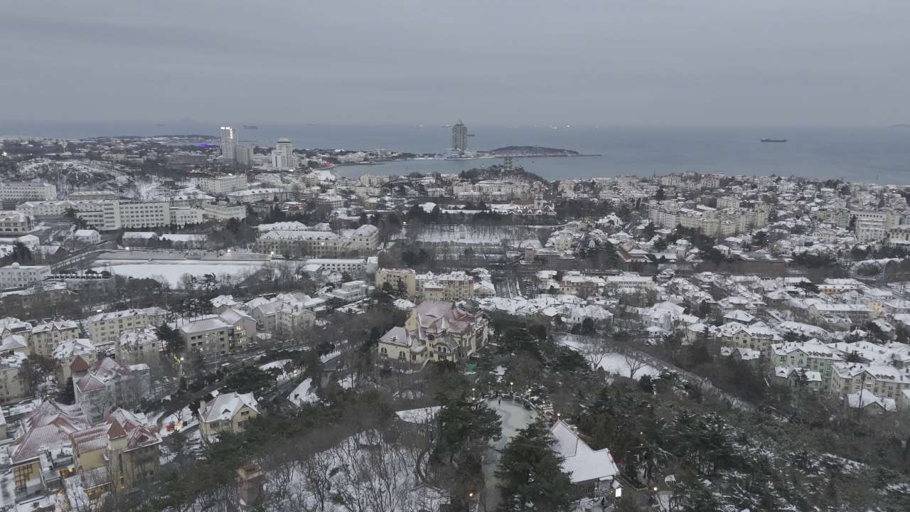 青岛老城区信号山海边雪景航拍 8