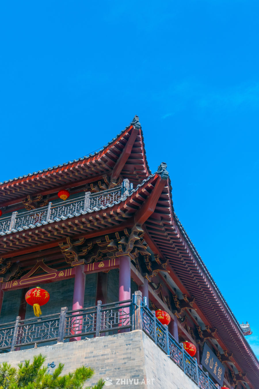 古建筑红灯笼映蓝天