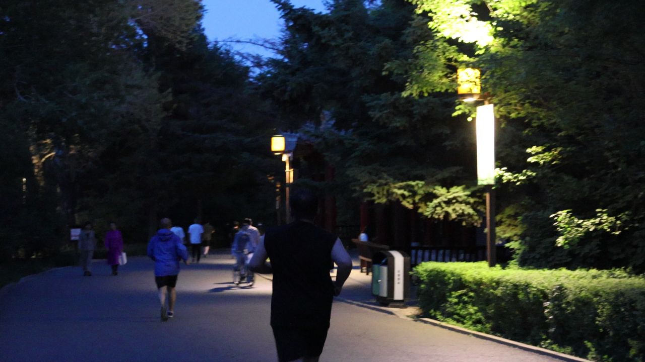 夜晚公园散步