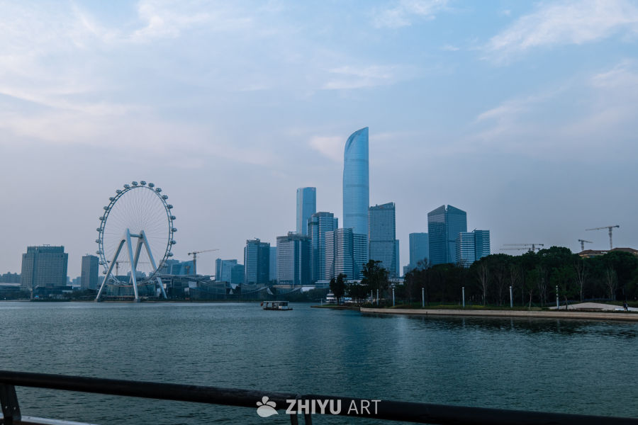 湖畔城市风光